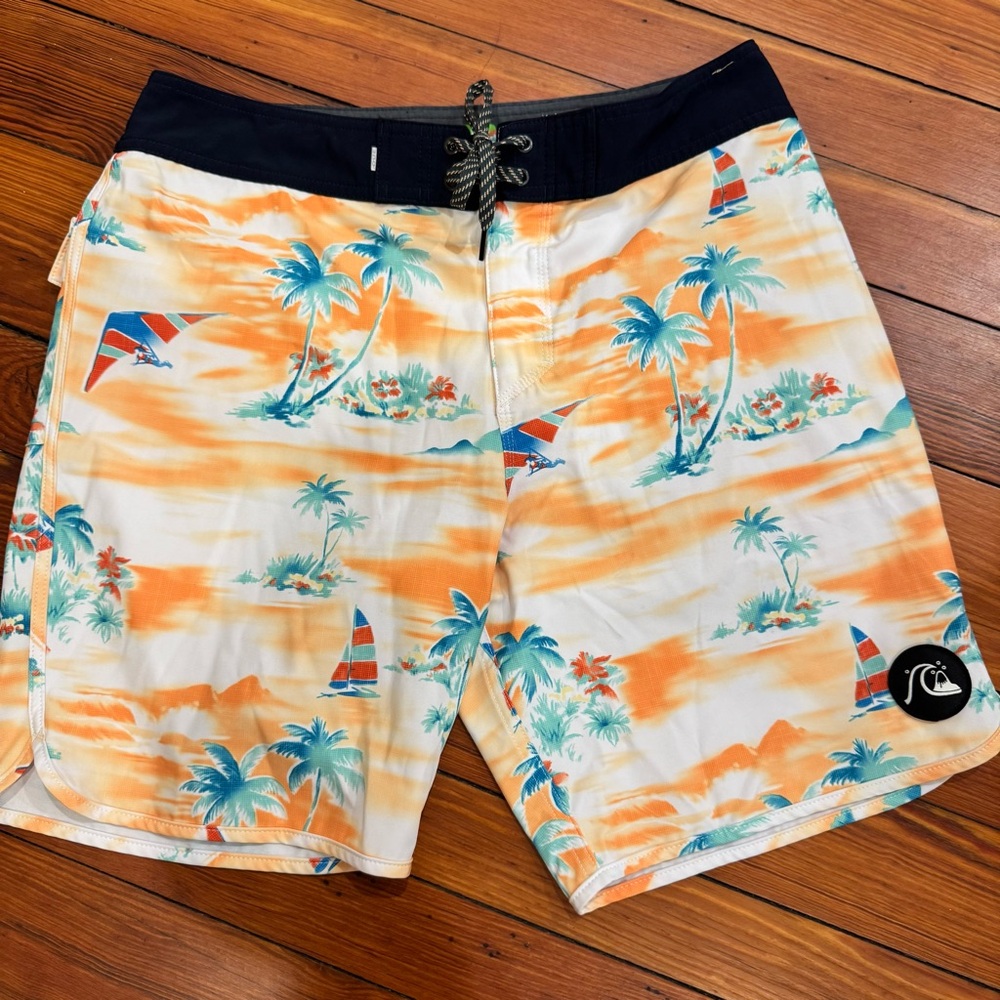 Quicksilver Men's Board Shorts Sz. 32 Surf Beach